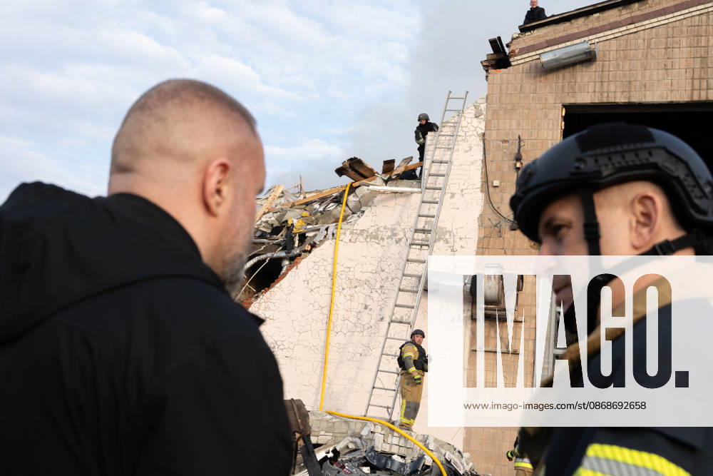 Local rescue workers, firefighters and Red Cross volunteers clear rubble following a Russian aerial attack on a bus repair warehouse which killed two people in Kharkiv, Ukraine. Emergency crews search through the heavily damaged building and collapsed sections of the warehouse for survivors and the remains of those killed in the attack. Kharkiv Ukraine - ZUMAm350 20261005_zip_m350_001
