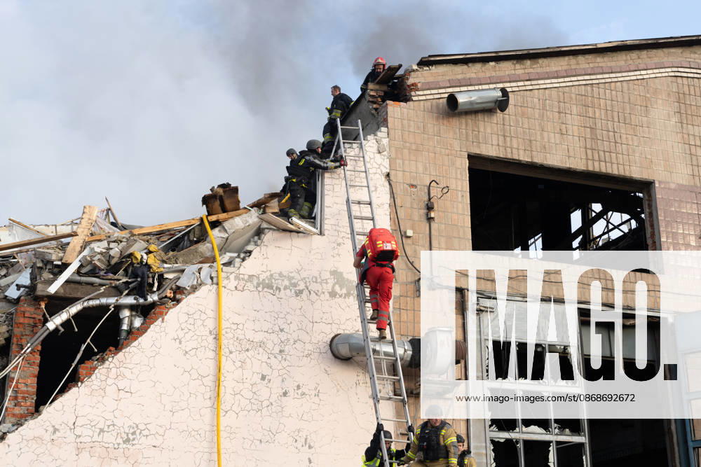 Local rescue workers, firefighters and Red Cross volunteers clear rubble following a Russian aerial attack on a bus repair warehouse which killed two people in Kharkiv, Ukraine. Emergency crews search through the heavily damaged building and collapsed sections of the warehouse for survivors and the remains of those killed in the attack. Kharkiv Ukraine - ZUMAm350 20261005_zip_m350_002