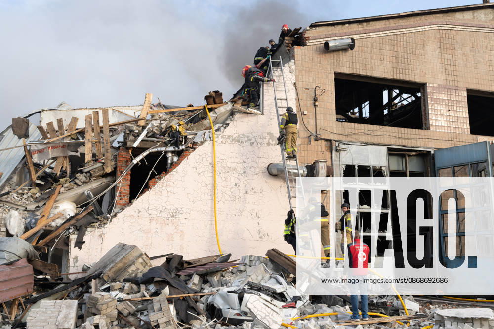 Local rescue workers, firefighters and Red Cross volunteers clear rubble following a Russian aerial attack on a bus repair warehouse which killed two people in Kharkiv, Ukraine. Emergency crews search through the heavily damaged building and collapsed sections of the warehouse for survivors and the remains of those killed in the attack. Kharkiv Ukraine - ZUMAm350 20261005_zip_m350_003