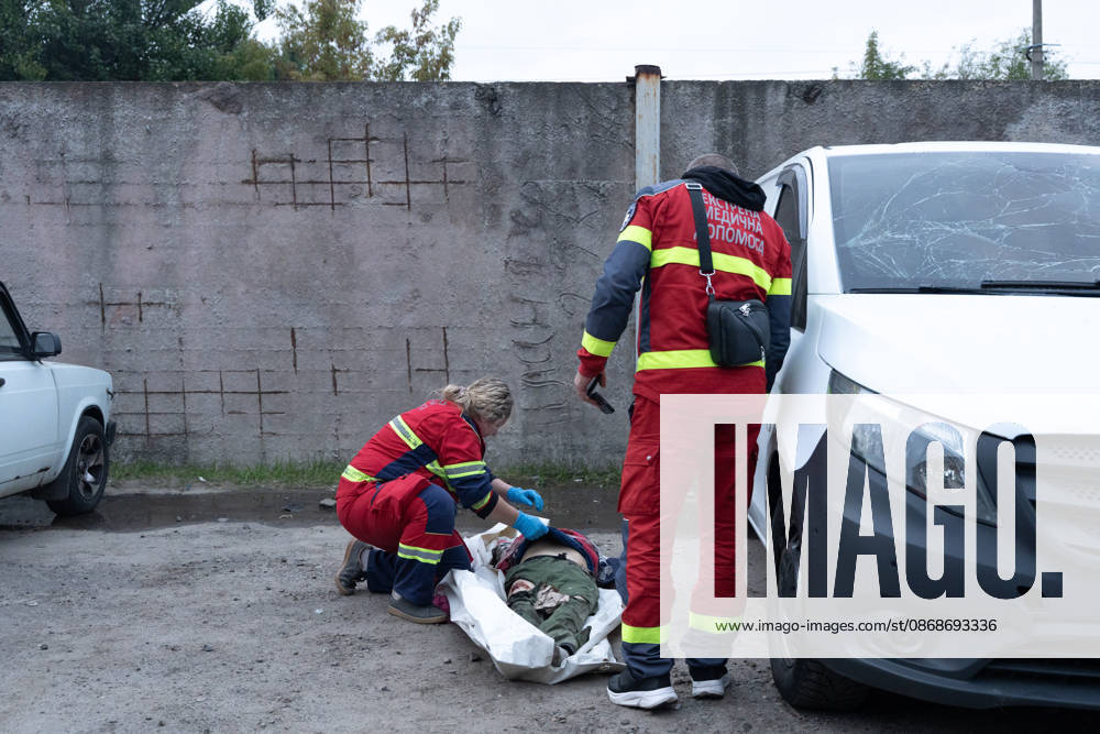Local rescue workers identify the body of a woman following a Russian aerial attack on a bus repair warehouse in Kharkiv, Ukraine. Two people were killed in the attack, while emergency crews, firefighters and Red Cross volunteers worked to clear the rubble and search the damaged site. Kharkiv Ukraine - ZUMAm350 20261005_zip_m350_021