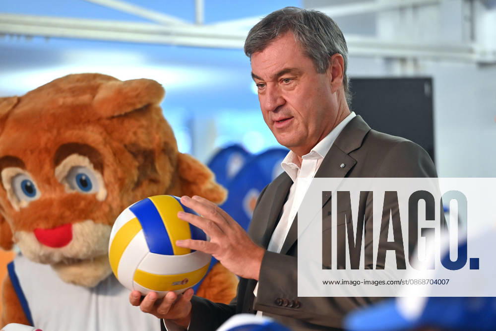 Markus SOEDER, Minister-President of Bavaria and CSU Chairman, holds a ball with Health Minister Judith Gerlach and Minister of Education and Cultural Affairs Anna Stolz on October 6, 2026, at the Sports Elementary School on Margarethe Danzi Street in Munich and learns about successful prevention and health promotion in everyday school life in the lead-up to t
