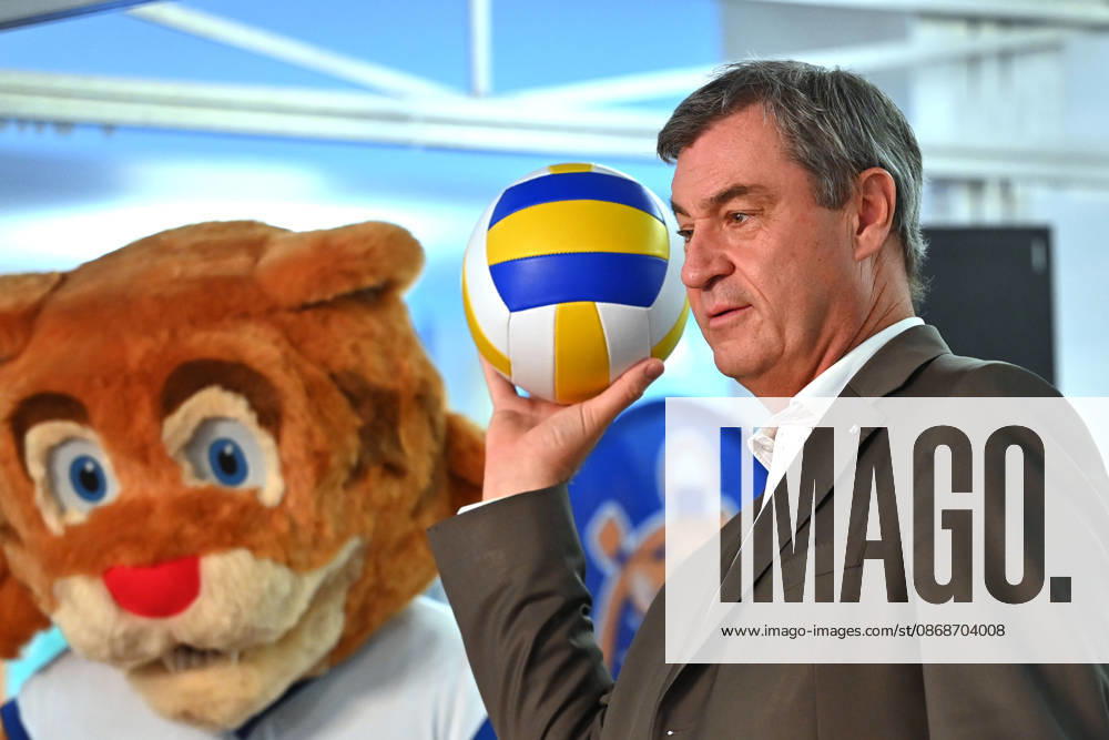 Markus SOEDER, Minister-President of Bavaria and CSU Chairman, throws a ball. Markus SOEDER, Minister-President of Bavaria and CSU Chairman, visits the Sports Elementary School on Margarethe Danzi Street in MMunich to learn about successful prevention and health promotion in