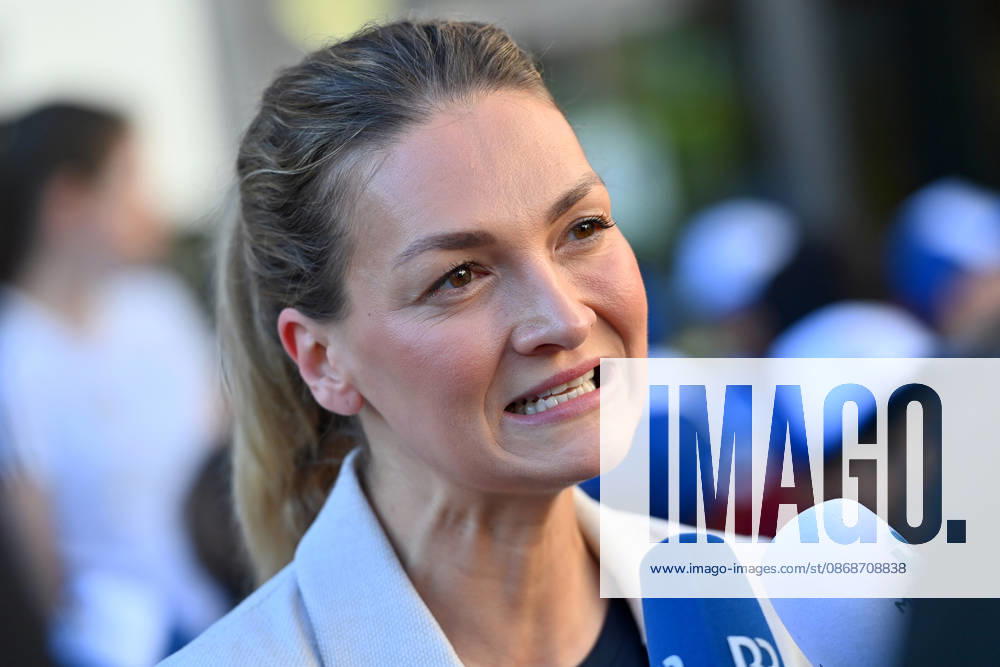 Judith GERLACH, Minister of State for Health, Care, and Prevention, single image, cropped close-up, portrait,Portrait: Markus SOEDER, Minister-President of Bavaria and CSU Chairman, visits the Sport Elementary School