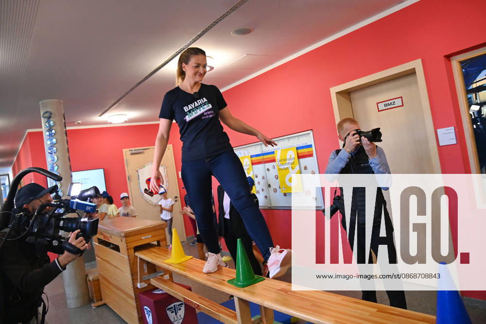 Judith GERLACH, Minister of State for Health, Care, and Prevention, walks across a gymnastics bench with cones on it, Markus SOEDER, Minister-President of Bavaria and CSU Chairman, visited the Sports Elementary School on Margarethe Da