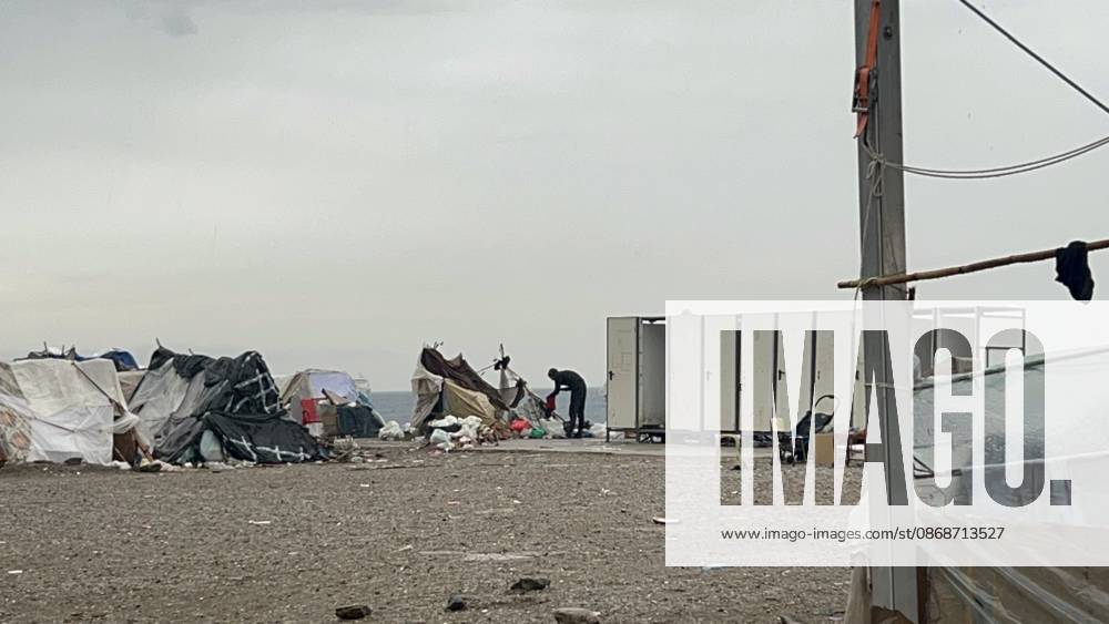Migrants Camp on the Guano Esplanade in Ceuta, Awaiting Transfer Several migrants await transfer on the Guano Esplanade, October 6, 2026, in Ceuta, Spain. Following the eviction from El Trampolín, some migrants have begun camping on the Guano esplanade, where they await transfer to reception centers. OCTOBER 6, 2026. Gabriela Sardá Nún. Ceuta, Spain.