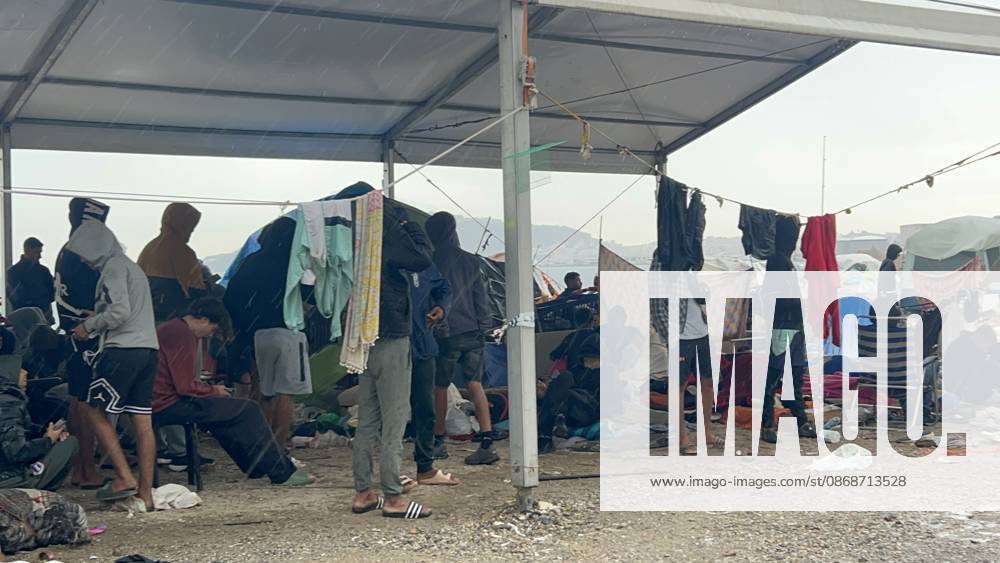 Migrants Camp on the Guano Esplanade in Ceuta, Awaiting Transfer Several migrants await transfer on the Guano Esplanade, October 6, 2026, in Ceuta, Spain. Following the eviction from El Trampolín, some migrants have begun camping on the Guano esplanade, where they await transfer to reception centers. OCTOBER 6, 2026. Gabriela Sardá Nún. Ceuta, Spain.