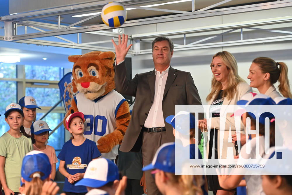 Markus SOEDER, Minister-President of Bavaria and CSU Chairman, throws a ball. Markus SOEDER, Minister-President of Bavaria and CSU Chairman, visits the Sports Elementary School on Margarethe Danzi Street in Munich on October 6, 2026, together with Health Minister Judith Ger