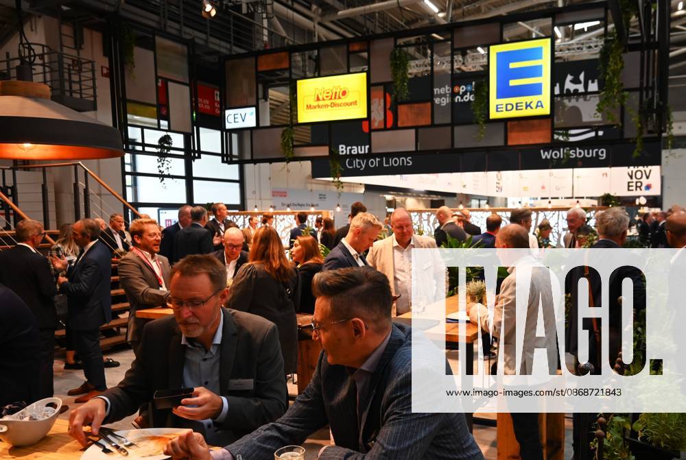 EXPO REAL 2026 is currently taking place at the Messe München exhibition grounds. It is Europe s largest international trade fair for real estate, investment, and infrastructure. Photo: CEV Handelsimmobilien, EDEKA, and Netto exhibition booths