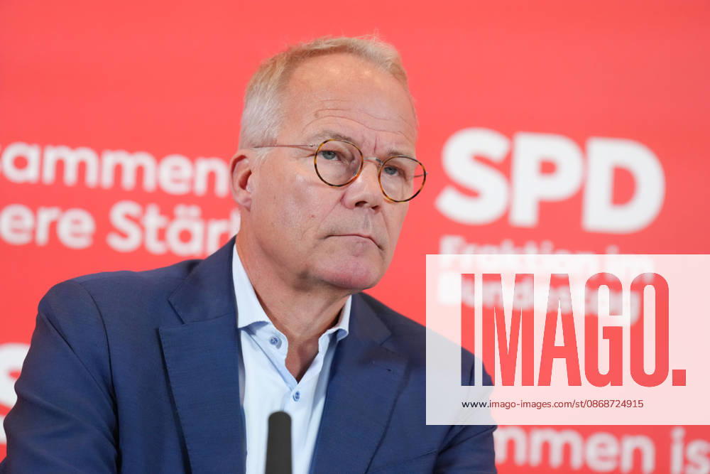 SPD press conference ahead of the parliamentary group meeting; SPD parliamentary group leader Matthias Miersch pictured during a press statement ahead of the parliamentary group meeting at the German Bundestag, Berlin, October 6, 2026; Berlin, Berlin, Germany