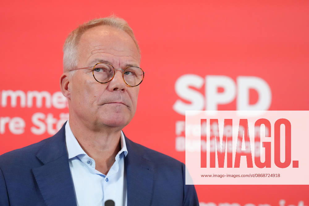 SPD press conference ahead of the parliamentary group meeting; SPD parliamentary group leader Matthias Miersch pictured during a press statement ahead of the parliamentary group meeting at the German Bundestag, Berlin, October 6, 2026; Berlin, Berlin, Germany