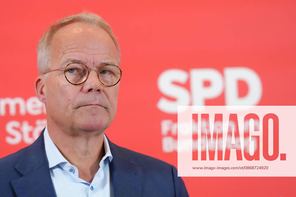 SPD press conference ahead of the parliamentary group meeting: SPD parliamentary group leader Matthias Miersch, pictured with a serious expression during a press statement ahead of the parliamentary group meeting at the German Bundestag, Berlin, October 6, 2026, Berlin, Berlin, Germany