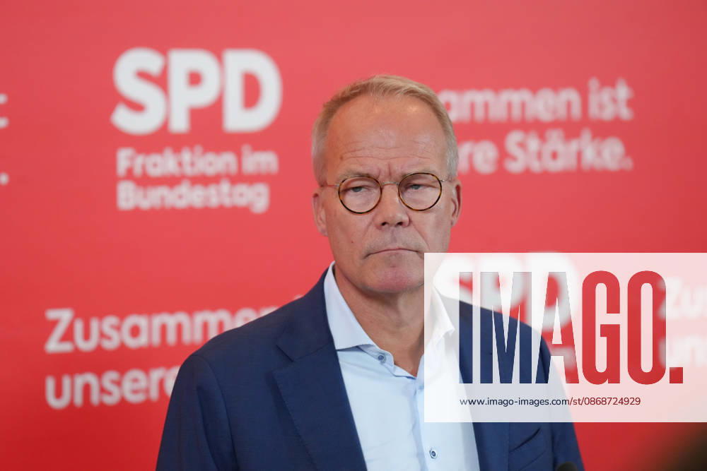 SPD press conference ahead of the parliamentary group meeting: SPD parliamentary group leader Matthias Miersch, pictured with a serious expression during a press statement ahead of the parliamentary group meeting at the German Bundestag, Berlin, October 6, 2026, Berlin, Berlin, Germany
