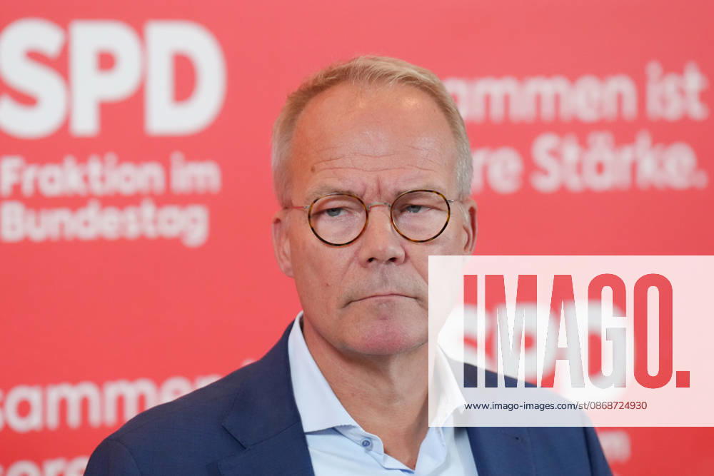 SPD press conference ahead of the parliamentary group meeting: SPD parliamentary group leader Matthias Miersch, pictured with a serious expression during a press statement ahead of the parliamentary group meeting at the German Bundestag, Berlin, October 6, 2026, Berlin, Berlin, Germany