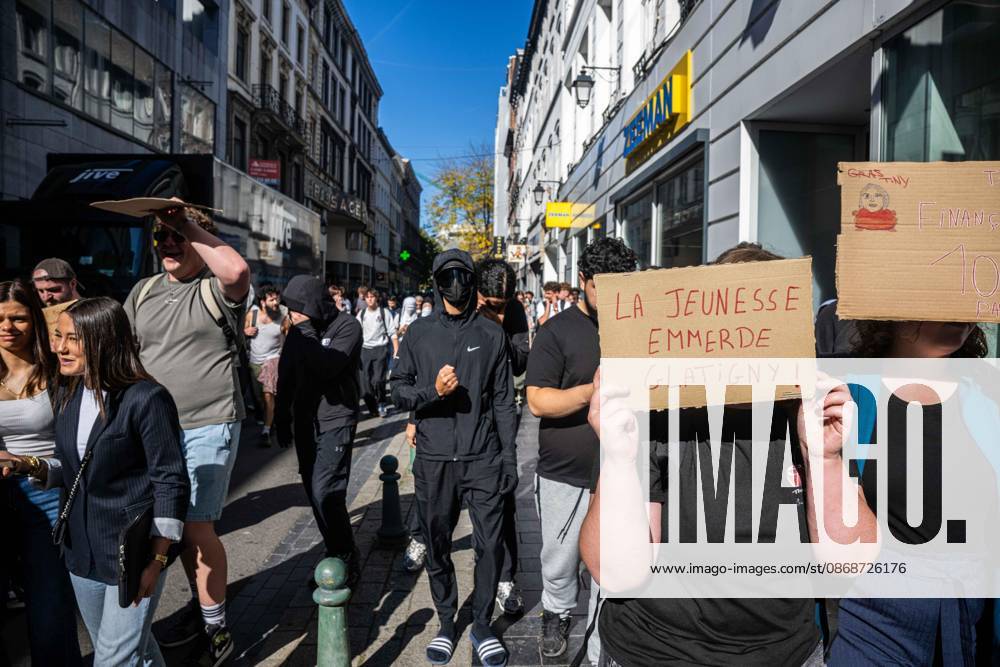 A note saying La jeunesse emmerde Glatigny as students gather outside several schools in Liege during a protest against education reforms and budget cuts, on Tuesday 6 October 2026. Yesterday police arrested 16 people after the protests turned violent. The protests in French-speaking Belgium have been ongoing for months, following a series of reforms and budget cuts introduced by the French Community Government. JONASxROOSENS 188912210