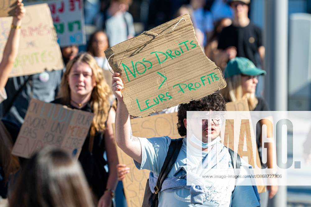 A note saying Nos Droites Leurs Profits as students gather outside several schools in Liege during a protest against education reforms and budget cuts, on Tuesday 6 October 2026. Yesterday police arrested 16 people after the protests turned violent. The protests in French-speaking Belgium have been ongoing for months, following a series of reforms and budget cuts introduced by the French Community Government. JONASxROOSENS 188912096