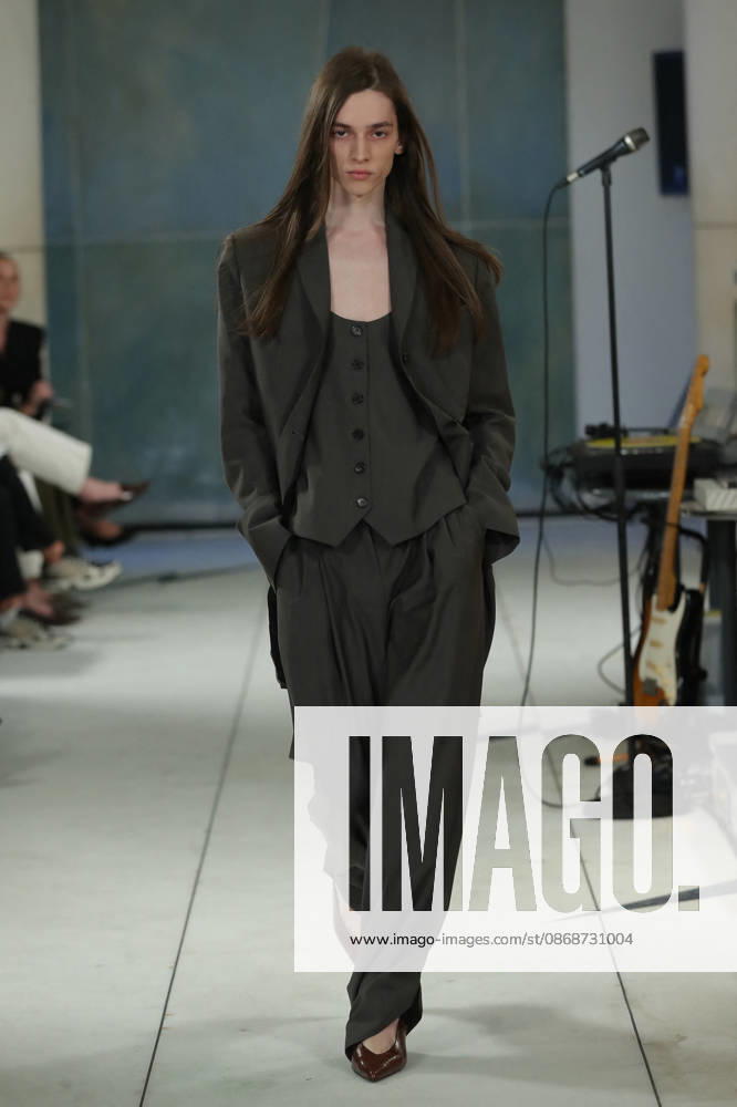PFW - Litkovska Runway A model walks the runway during the Litkovska Womenswear Spring Summer 2027 show as part of the Paris Fashion Week on October 6, 2026 in Paris, France. Photo by Alain-Gil Gonzalez ABACAPRESS.COM Paris France