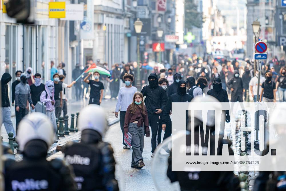 Youths confront riot police as students gather outside several schools in Liege during a protest against education reforms and budget cuts, on Tuesday 6 October 2026. Yesterday police arrested 16 people after the protests turned violent. The protests in French-speaking Belgium have been ongoing for months, following a series of reforms and budget cuts introduced by the French Community Government. JONASxROOSENS 188939164