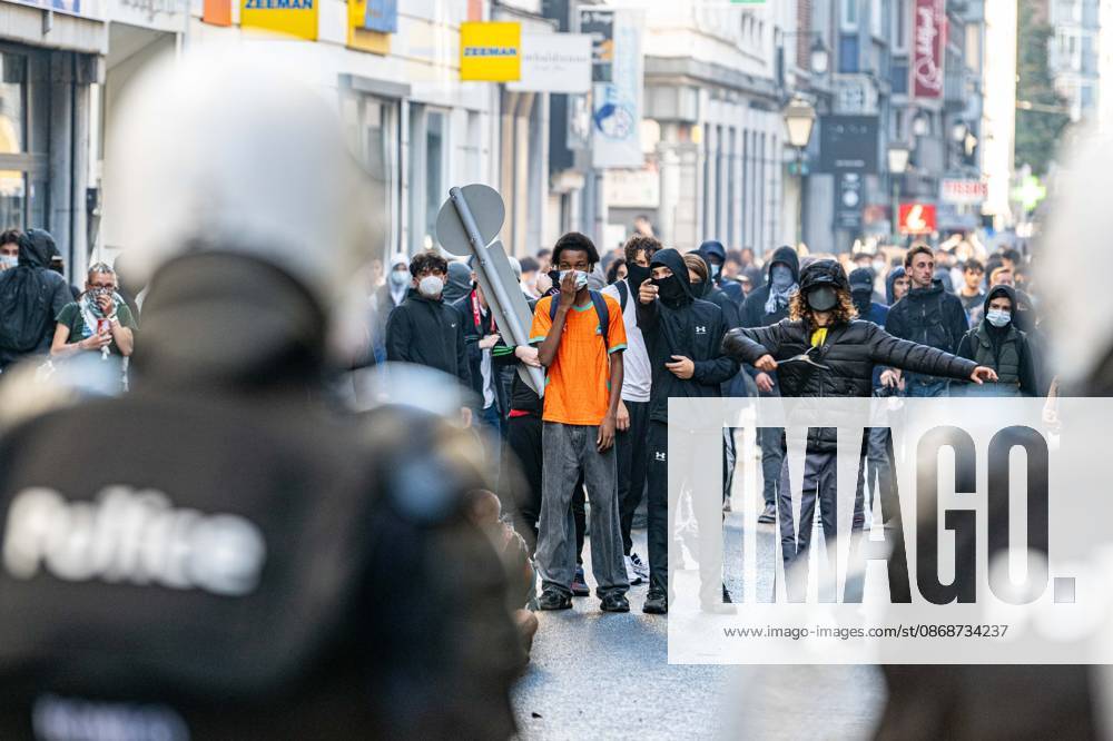 Youths confront riot police as students gather outside several schools in Liege during a protest against education reforms and budget cuts, on Tuesday 6 October 2026. Yesterday police arrested 16 people after the protests turned violent. The protests in French-speaking Belgium have been ongoing for months, following a series of reforms and budget cuts introduced by the French Community Government. JONASxROOSENS 188939255