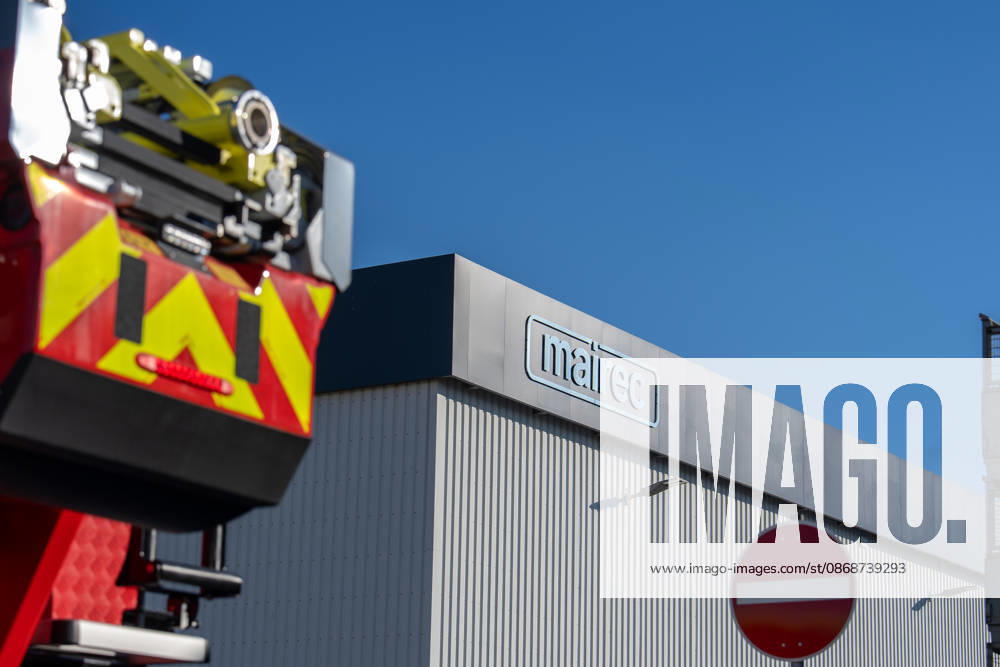 Machine Fire in Warehouse Causes Heavy Smoke; Company Building Evacuated On Tuesday, October 6, 2026, a machine fire broke out in Alzenau in the Aschaffenburg district. The fire started in the electrical system of a machine and caused heavy smoke to fill the warehouse and offices.