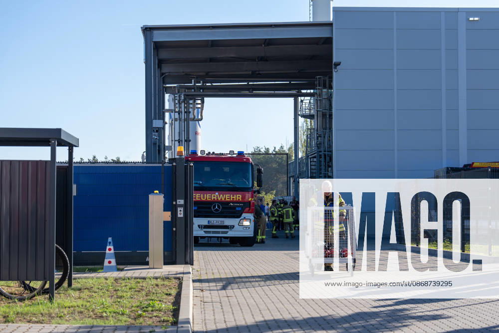 Machine Fire in Warehouse Causes Heavy Smoke; Company Building Evacuated On Tuesday, October 6, 2026, a machine fire broke out in Alzenau in the Aschaffenburg district. The fire started in the electrical system of a machine and caused heavy smoke to fill the warehouse and offices.