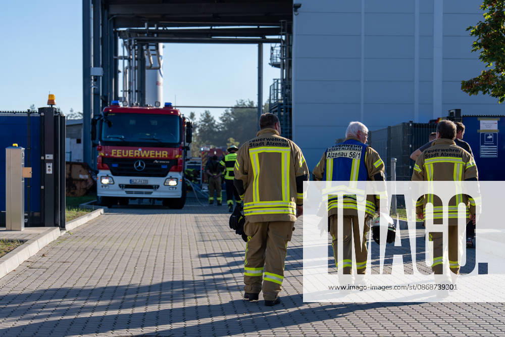 Machine Fire in Warehouse Causes Heavy Smoke; Company Building Evacuated On Tuesday, October 6, 2026, a machine fire broke out in Alzenau in the Aschaffenburg district. The fire started in the electrical system of a machine and caused heavy smoke to fill the warehouse and offices.
