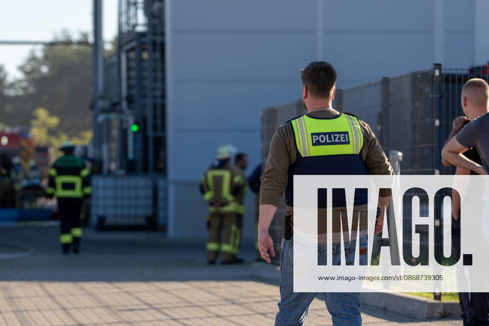 Machine Fire in Warehouse Causes Heavy Smoke; Company Building Evacuated On Tuesday, October 6, 2026, a machine fire broke out in Alzenau in the Aschaffenburg district. The fire started in the electrical system of a machine and caused heavy smoke to fill the warehouse and offices.