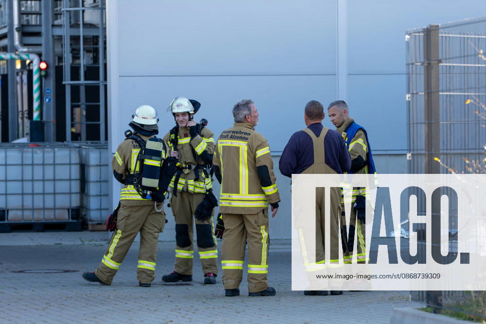 Machine Fire in Warehouse Causes Heavy Smoke; Company Building Evacuated On Tuesday, October 6, 2026, a machine fire broke out in Alzenau in the Aschaffenburg district. The fire started in the electrical system of a machine and caused heavy smoke to fill the warehouse and offices.