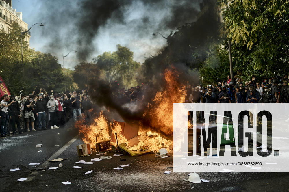 Tensions on the edge of the high school students protest in Paris, on October 6, 2026. - 06 10 2026 - France Ile-de-France (region) Paris - AntoninxBuratx Pictorium LePictorium_0342071