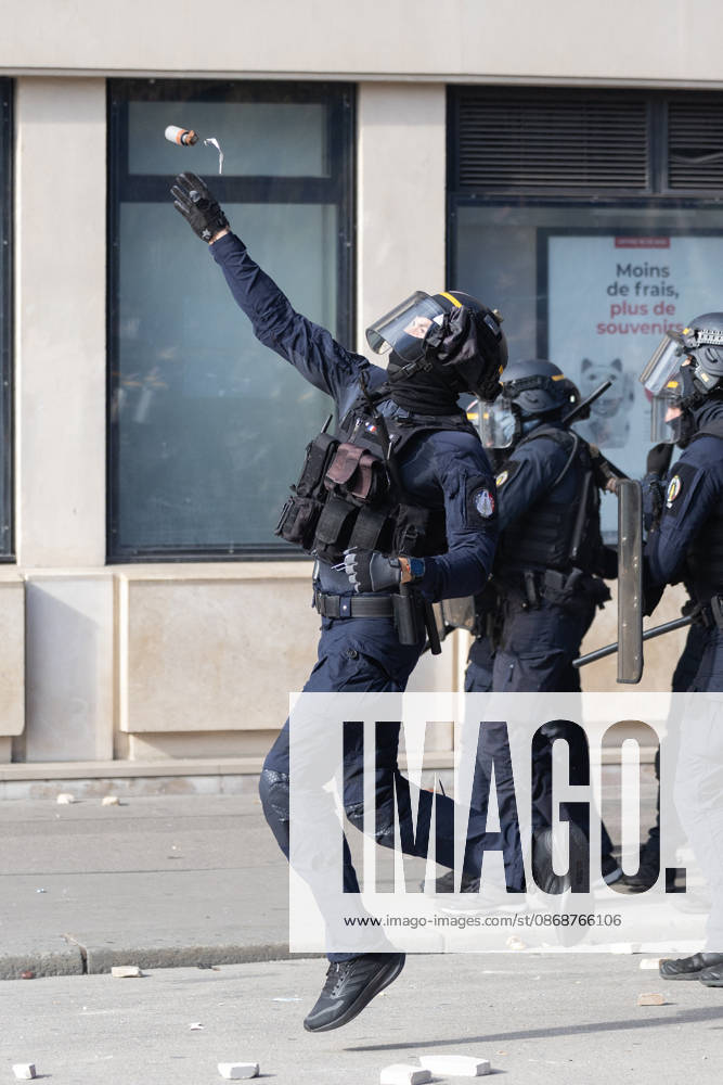 Student Demonstration - Paris RL Police forces and protesters clashes on the place de la nation on the sidelines of the students protest against the current state of public education, once again, on October 6, 2026, in Paris, France. They demand more resources for the national education system, and raise against the far right party - le Rassemblement National. Photo by Raphael Lafargue ABACAPRESS.COM Paris France