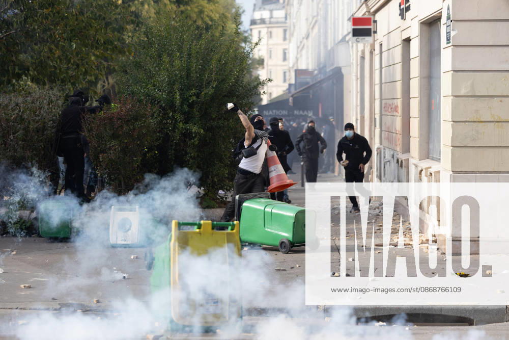 Student Demonstration - Paris RL Police forces and protesters clashes on the place de la nation on the sidelines of the students protest against the current state of public education, once again, on October 6, 2026, in Paris, France. They demand more resources for the national education system, and raise against the far right party - le Rassemblement National. Photo by Raphael Lafargue ABACAPRESS.COM Paris France