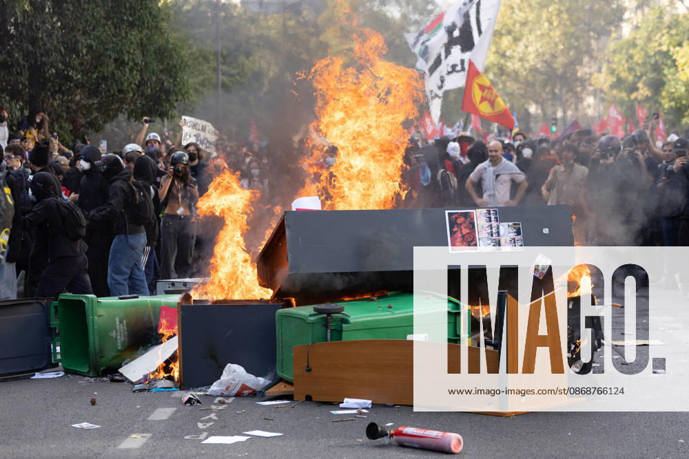 Student Demonstration - Paris RL Police forces next to burning barricades. Police forces and protesters clashes on the place de la nation on the sidelines of the students protest against the current state of public education, once again, on October 6, 2026, in Paris, France. They demand more resources for the national education system, and raise against the far right party - le Rassemblement National. Photo by Raphael Lafargue ABACAPRESS.COM Paris France