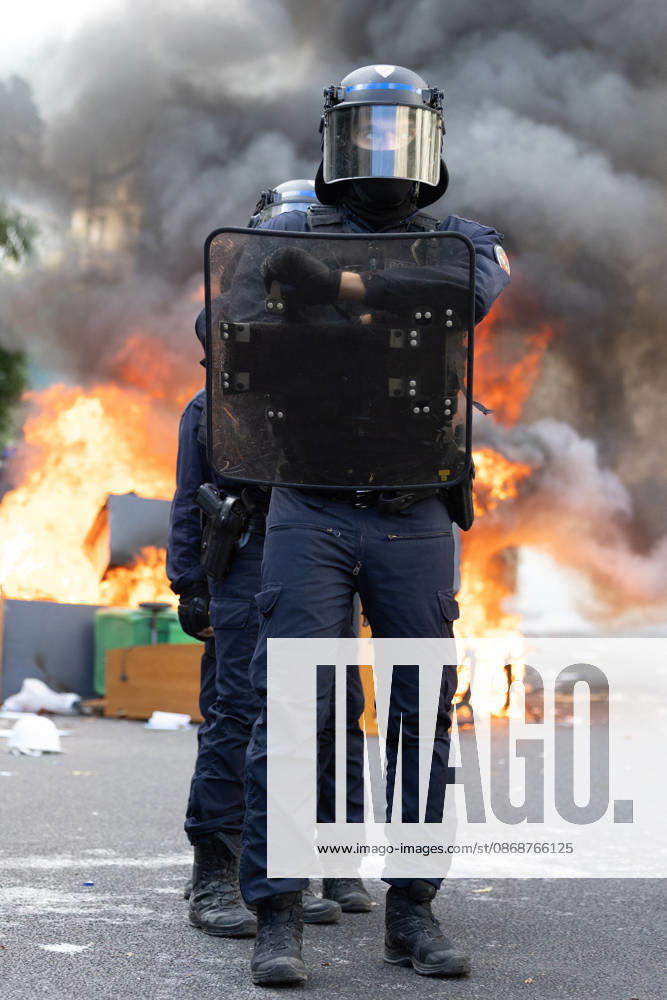 Student Demonstration - Paris RL Police forces next to burning barricades. Police forces and protesters clashes on the place de la nation on the sidelines of the students protest against the current state of public education, once again, on October 6, 2026, in Paris, France. They demand more resources for the national education system, and raise against the far right party - le Rassemblement National. Photo by Raphael Lafargue ABACAPRESS.COM Paris France