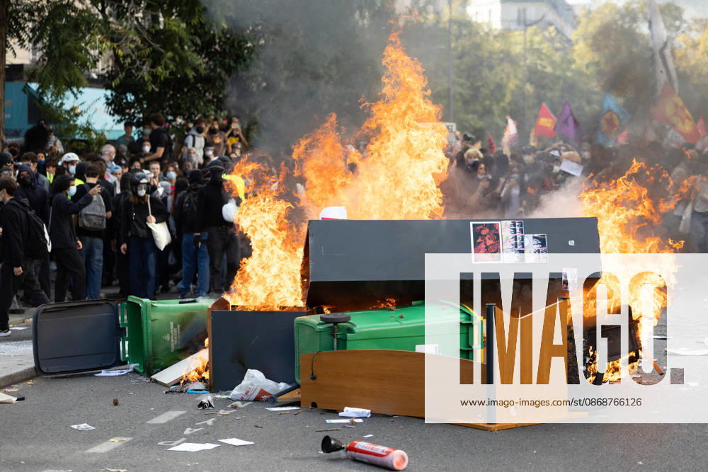 Student Demonstration - Paris RL Police forces next to burning barricades. Police forces and protesters clashes on the place de la nation on the sidelines of the students protest against the current state of public education, once again, on October 6, 2026, in Paris, France. They demand more resources for the national education system, and raise against the far right party - le Rassemblement National. Photo by Raphael Lafargue ABACAPRESS.COM Paris France