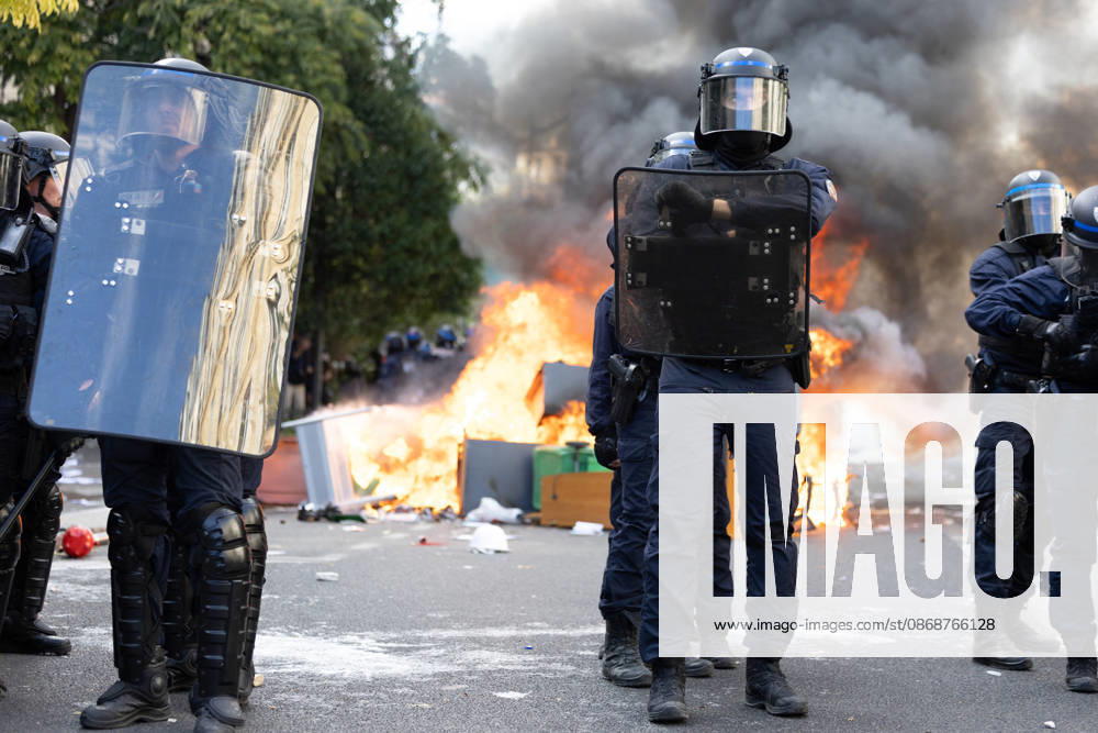Student Demonstration - Paris RL Police forces next to burning barricades. Police forces and protesters clashes on the place de la nation on the sidelines of the students protest against the current state of public education, once again, on October 6, 2026, in Paris, France. They demand more resources for the national education system, and raise against the far right party - le Rassemblement National. Photo by Raphael Lafargue ABACAPRESS.COM Paris France
