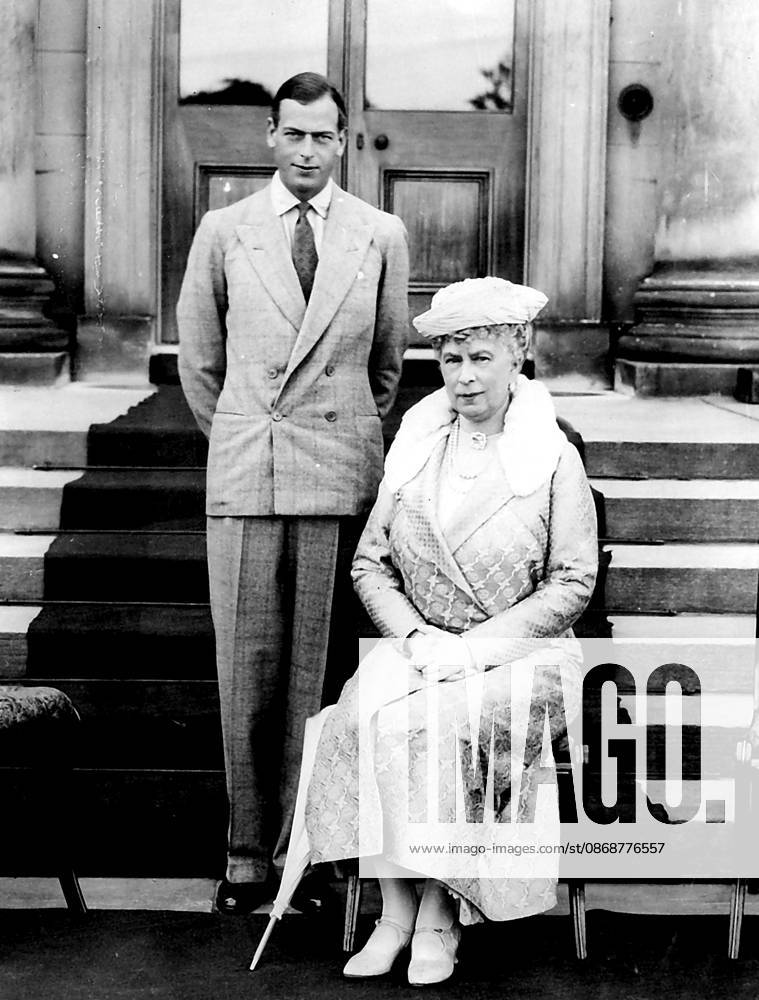 Exclusive Photograph of H.M. The Queen and Prince George at Harewood House, Yorkshire - An exclusive and official photograph of H.M. the Queen and H.R.H. Prince George, taken at Harewood House, during the recent Royal visit to Yorkshire. August 26, 1933. (Photo by The Topical Press Agency Ltd.).