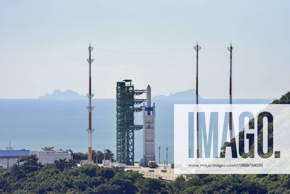 Oct 7, 2026-Goheung, South Korea-South Korea s homegrown Nuri rocket stands on a launchpad at the Naro Space Center in Goheung, about 400 kilometers south of Seoul, ahead of its fifth launch on Oct. 7, 2026. Korea will launch its homegrown Nuri rocket at 12:25 p.m. on Wednesday, Korea AeroSpace Administration (KASA) announced. It is set to take off from the Naro Space Center in Goheung County, South Jeolla. Goheung SOUTH KOREA - ZUMAs168 20261007_zih_s168_004