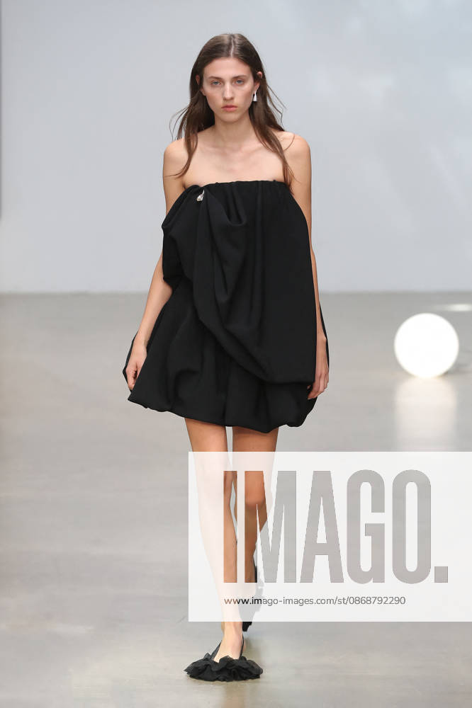 PFW - CFCL Runway A model walks the runway during the CFCL Ready to Wear Fall Winter 2026-2027 fashion show as part of Paris Fashion Week on March 10, 2026 in Paris, France. Photo by Alain-Gil Gonzalez ABACAPRESS.COM Paris France