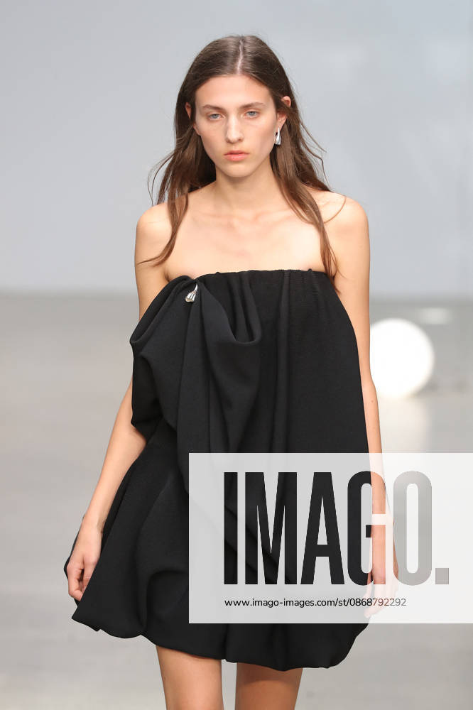 PFW - CFCL Runway A model walks the runway during the CFCL Ready to Wear Fall Winter 2026-2027 fashion show as part of Paris Fashion Week on March 10, 2026 in Paris, France. Photo by Alain-Gil Gonzalez ABACAPRESS.COM Paris France