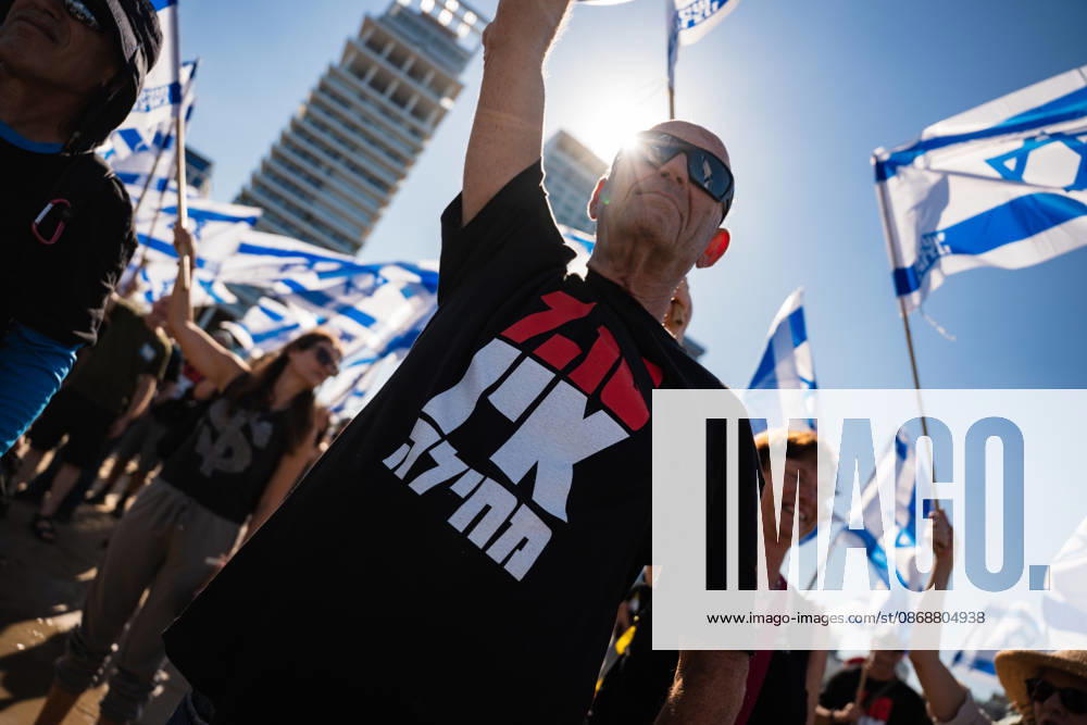 Activists carry flags at the beach in protest against the Israeli government on the third anniversary of October 7th. Tel Aviv Israel - ZUMAg280 20261007_znp_g280_008