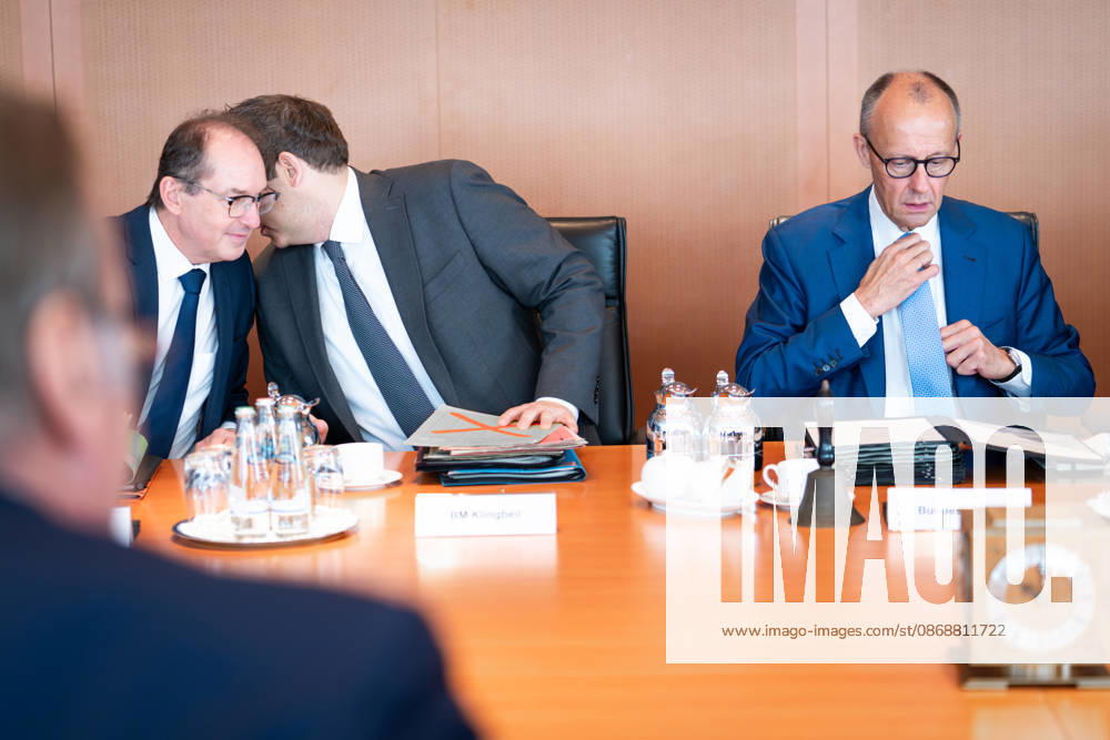 61st Meeting of the Federal Cabinet – Latest News, October 7, 2026, Berlin, Chancellor Friedrich Merz (CDU) adjusts his tie; Lars Klingbeil, Federal Minister of Finance and Vice Chancellor, and Alexander Dobrindt, Federal Minister of the Interior, whisper to each other. Ahead of the Cabinet meeting, Federal Cabinet meeting at the Federal Chancellery in Berlin, Berlin,