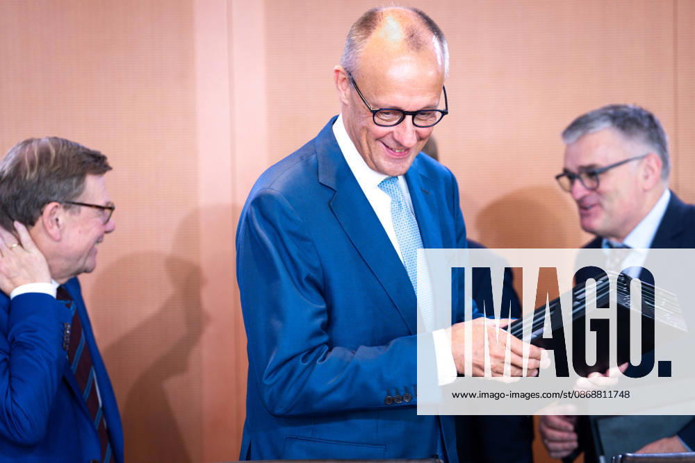 61st Meeting of the Federal Cabinet – Latest News, October 7, 2026, Berlin, Federal Chancellor Friedrich Merz (CDU) upon arrival in the Cabinet Chamber; he carries his documents to his seat ahead of the Cabinet meeting; Federal Cabinet meeting at the Federal Chancellery in Berlin, Berlin, Germany