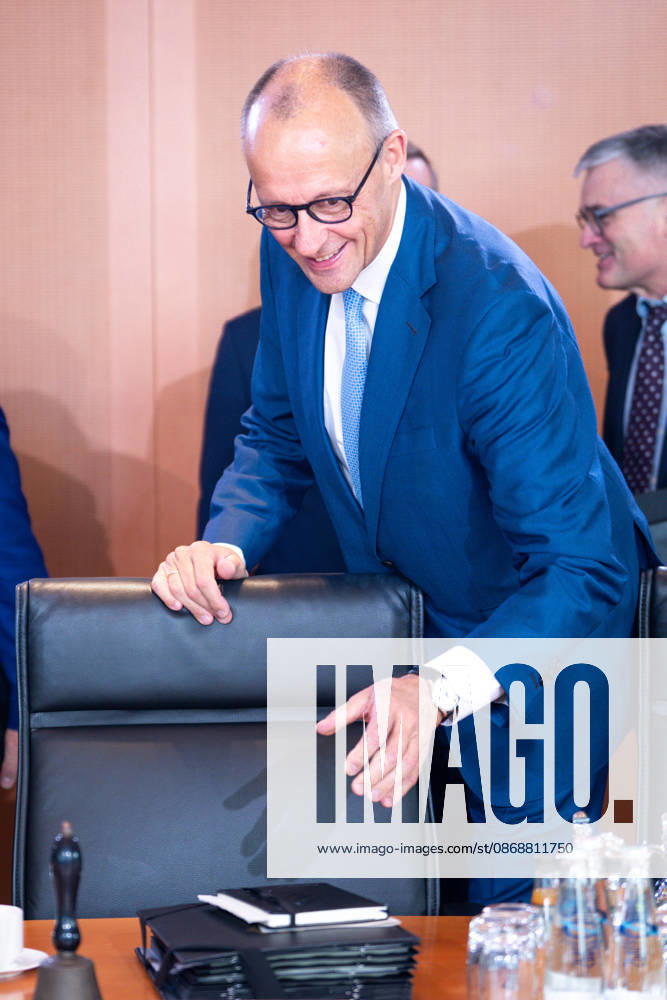 61st Meeting of the Federal Cabinet – Latest News, October 7, 2026, Berlin, Federal Chancellor Friedrich Merz (CDU) upon arrival in the Cabinet Chamber; he carries his documents to his seat ahead of the Cabinet meeting; Federal Cabinet meeting at the Federal Chancellery in Berlin, Berlin, Germany