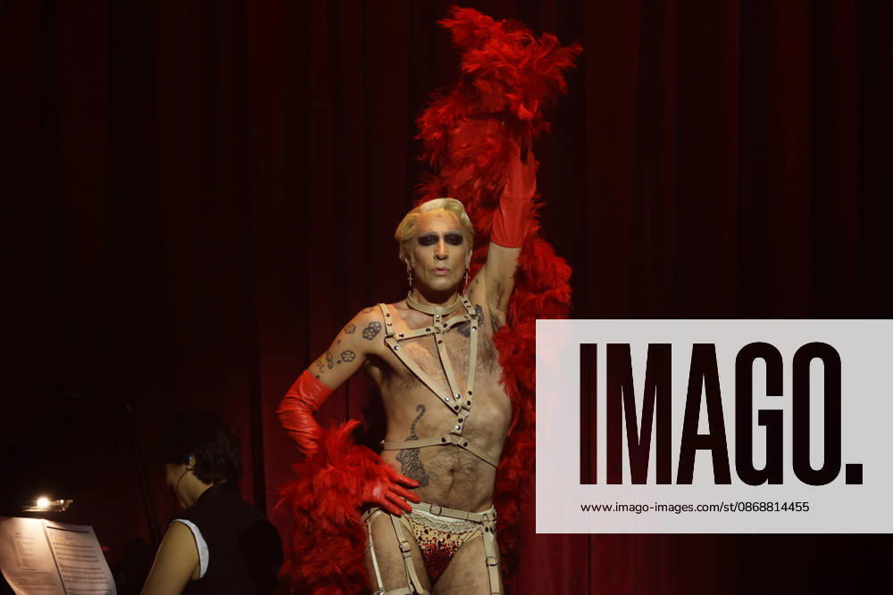 Mario Vaquerizo Presents the Musical *Cabaret* in Madrid Mario Vaquerizo during the press preview of the musical *Cabaret* at Espacio Delicias on October 7, 2026, in Madrid, Spain. The artist will take on this iconic role starting October 9 at an even more immersive venue. CELEBRITIES MUSIC CABARET MUSICAL Madrid Madrid Spain