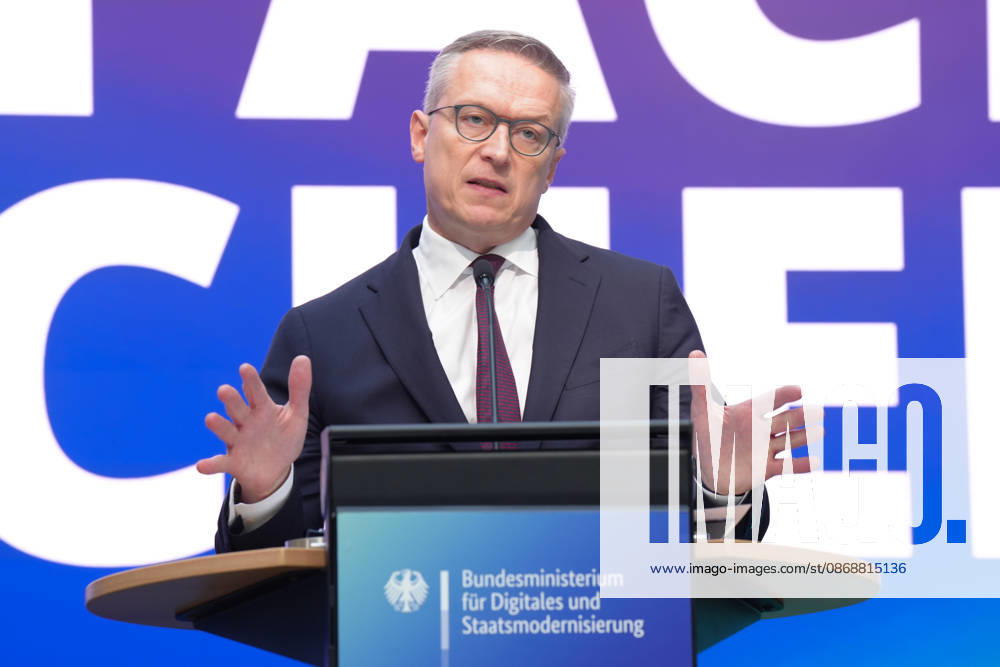 Statement by the Federal Minister for Digital Affairs on Government Modernization: Dr. Karsten Wildberger, Minister for Digital Affairs, is pictured reinforcing his remarks with gestures and facial expressions during his statement on the Cabinet’s decision regarding the report on one year of government modernization, Berlin, October 7, 2026, Berlin, Berlin, Germany
