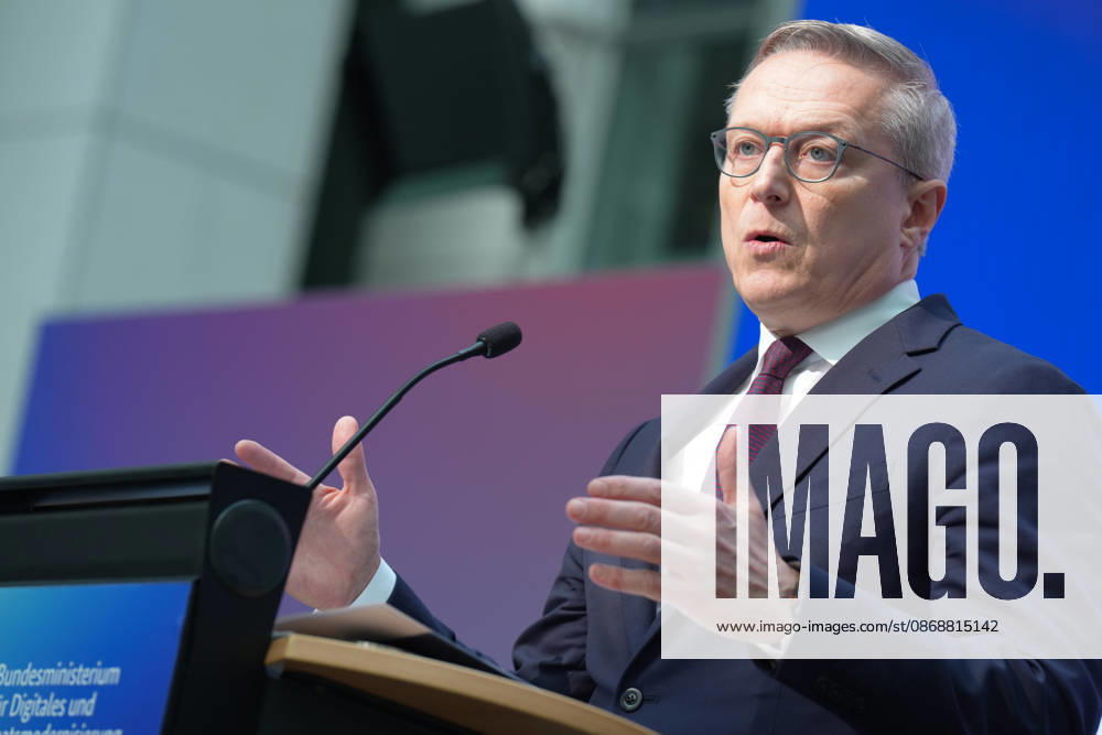 Statement by the Federal Minister for Digital Affairs on Government Modernization: Dr. Karsten Wildberger, Minister for Digital Affairs, is pictured reinforcing his remarks with gestures and facial expressions during his statement on the Cabinet’s decision regarding the report on one year of government modernization, Berlin, October 7, 2026, Berlin, Berlin, Germany