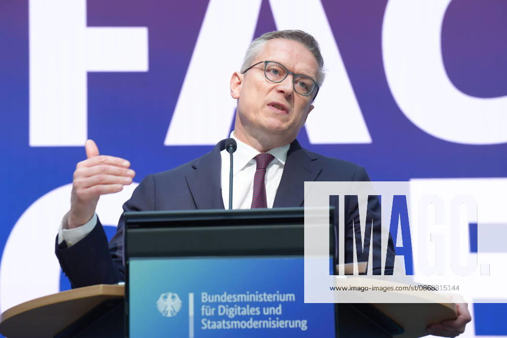 Statement by the Federal Minister for Digital Affairs on Government Modernization: Dr. Karsten Wildberger, Minister for Digital Affairs, is pictured reinforcing his remarks with gestures and facial expressions during his statement on the Cabinet’s decision regarding the report on one year of government modernization, Berlin, October 7, 2026, Berlin, Berlin, Germany
