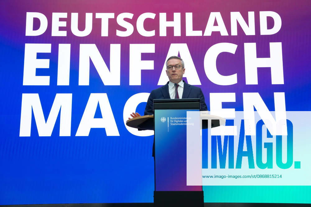 Statement by the Federal Minister for Digital Affairs on Government Modernization: Dr. Karsten Wildberger, Minister for Digital Affairs, on stage delivering a statement on the Cabinet’s decision regarding the report on one year of government modernization, Berlin, October 7, 2026, Berlin, Berlin, Germany