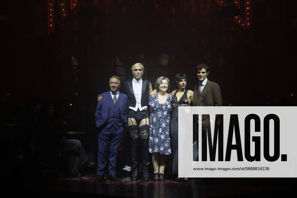Mario Vaquerizo Presents the Musical *Cabaret* in Madrid Tony River, Mario Vaquerizo, Patricia Clark, Laia Prats, and José Pastor during the press preview of the musical *Cabaret* at Espacio Delicias on October 7, 2026, in Madrid, Spain. The artist will take on this iconic role starting October 9 at an even more immersive venue. CELEBRITIES MUSIC CABARET MUSICAL Madrid Madrid Spain