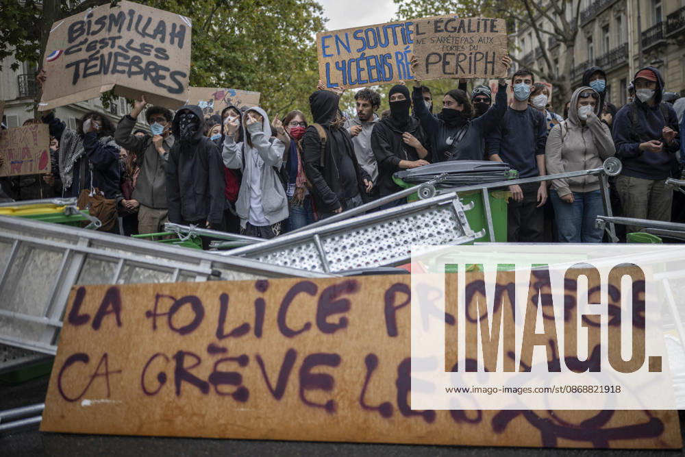 Students Demonstration outside Science Po Paris Students on Boulevard Saint Germain during a demonstration outside Science Po in Paris, France on October 7 2026 in support of high school students. Photo by Eliot Blondet ABACAPRESS.COM Paris France