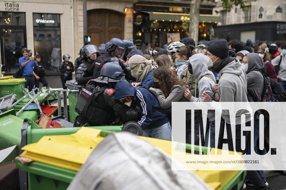 Students Demonstration outside Science Po Paris Students and policemen on Boulevard Saint Germain during a demonstration outside Science Po in Paris, France on October 7 2026 in support of high school students. Photo by Eliot Blondet ABACAPRESS.COM Paris France